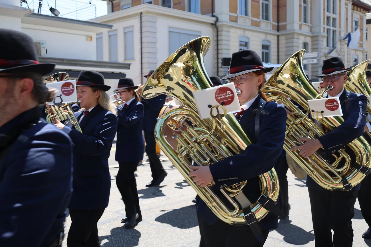 Brass Band Harmonie Neuenkirch in blauen Uniformen mit Marschbüchlein