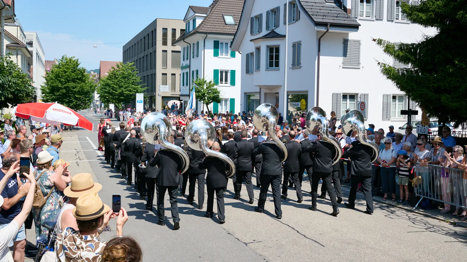 Blasorchester Neuenkirch mit Sousaphonen vor dem Publikum