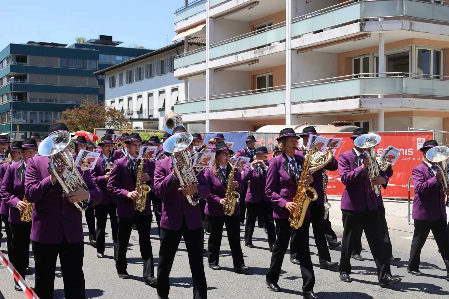 Feldmusik Hellbühl in violetten Uniformen beim Parademusik-Umzug